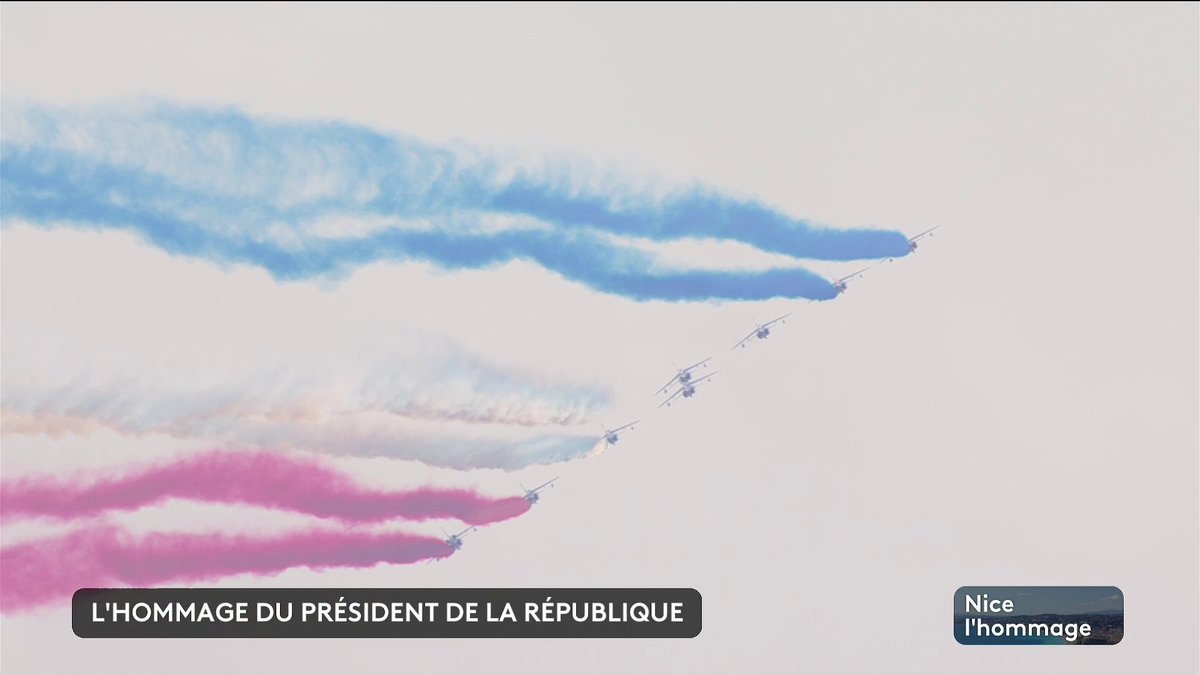🔴 Dix ans de l'attentat de Nice : la Patrouille de France passe au-dessus de la place Masséna à Nice, tandis qu'Emmanuel Macron dépose une gerbe en mémoire des victimes. Il se recueille devant. #canal16