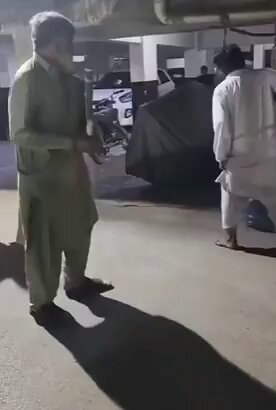 کراچی میں منیر برج کے قریب معصوم بچے کو ہوس کا نشانہ بنانے والا ملزم رنگے ہاتھوں گرفتار، شہریوں نے پہلے تشدد کیا اور پھر پولیس کے حوالے کر دیا۔