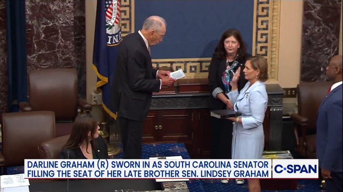 Senate President Pro Tempore Chuck Grassley swears in Senator Darline Graham (R-SC).