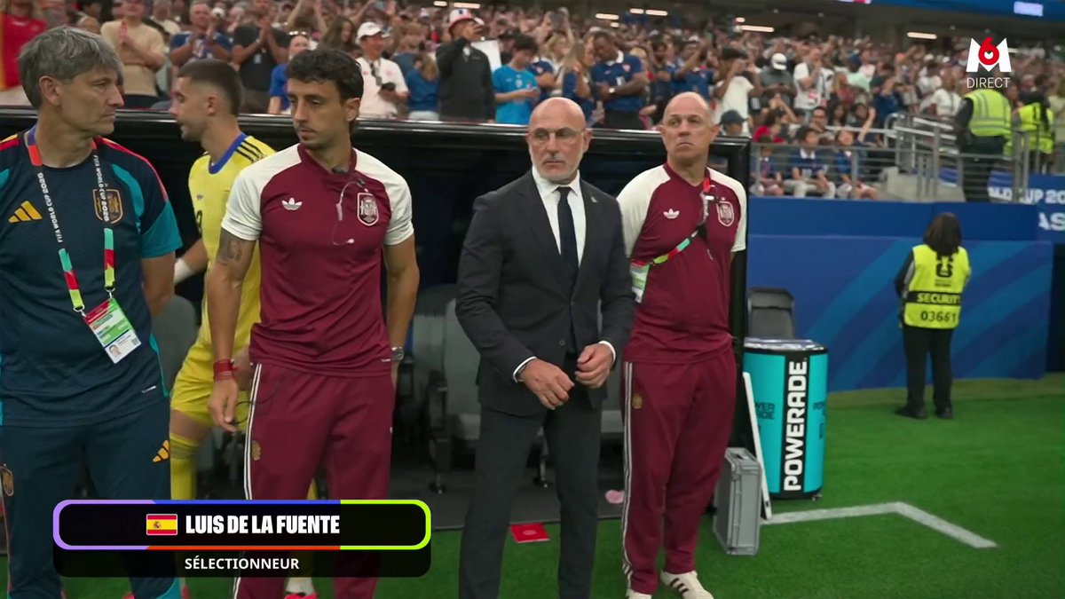 Un moment de recueillement avant le coup d'envoi. Les joueurs et le public observent une minute de silence en hommage aux victimes de l'attentat de Nice, dix ans après le drame. Suivez le match sur M6 et M6+ : #CDM2026 #FIFAWorldCup #FRAESP