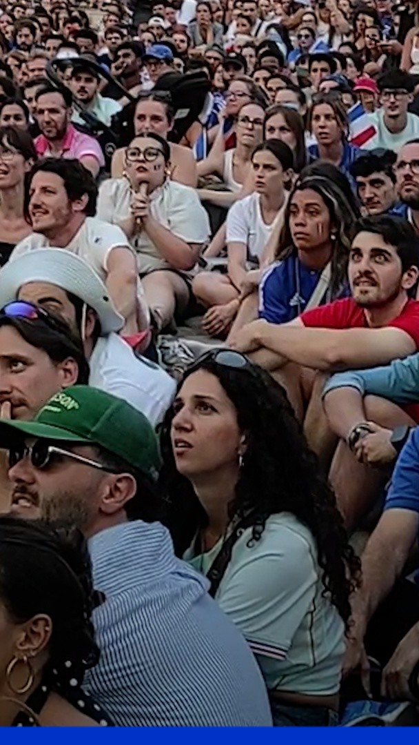 Demi-finale du Mondial: la déception des supporters français après l'ouverture du score par l'Espagne sur penalty