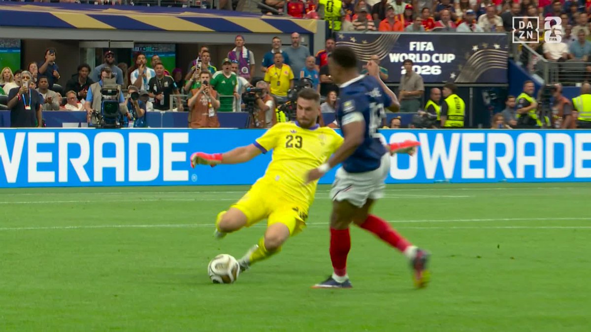ピンチの芽を摘む好判断 🇪🇸GKウナイ・シモンが飛び出す DFの背後をカバー 🏆️#FIFAワールドカップ 準決勝 🆚フランス×スペイン 📱#DAZN 無料配信(登録不要) #本気で楽しむならDAZN コカ･コーラ