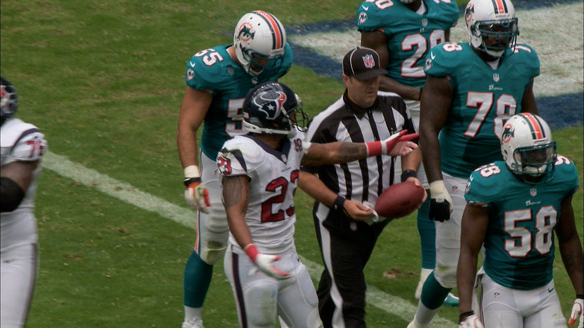 #Bucs QB Baker Mayfield trash-talking with Eagles CB Quinyon Mitchell: Baker: “Who the f*** are you, anyway?” Quinyon: “You know who I am.” Baker: “No, I don’t.” (🎥 Netflix Sports)