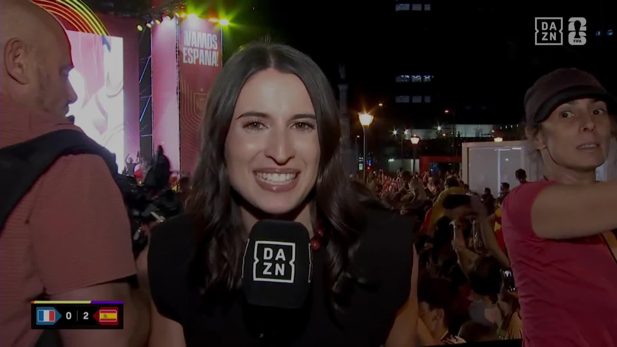 ¡LOCURA ABSOLUTA EN LA FAN ZONE CELEBRANDO EL TRIUNFO DE ESPAÑA! 🇪🇸 #DAZNMundial