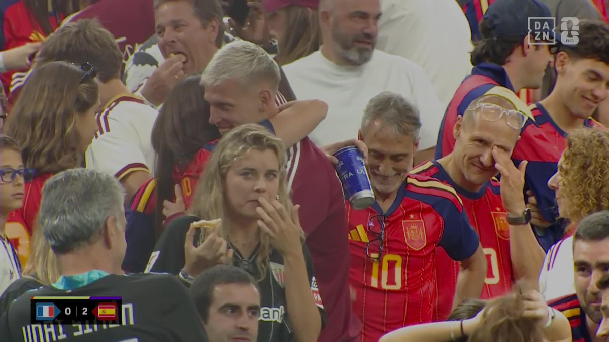 Dani Olmo, abrazándose con toda su familia tras su partidazo ❤️ #DAZNMundial