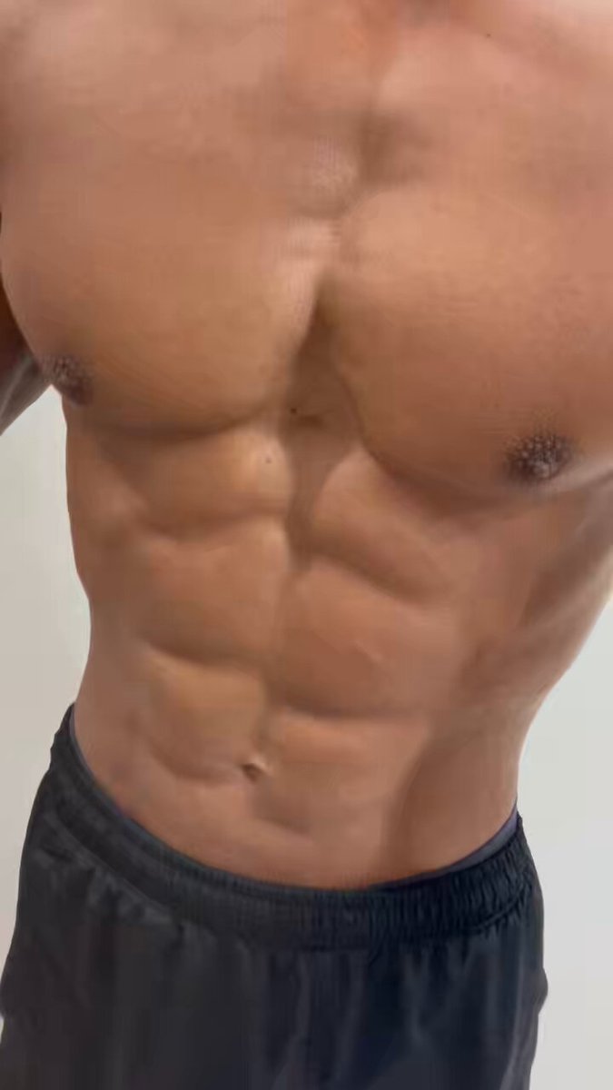 大会2週間ちょい前 体重はキングでた時と同じ水準に！ 皮膚感にえぐみはないけど水抜いてカーボアップしたらぱつんとなるんでねぇか？ と思っとります！ 余裕あるしなんか試せそうやな？ ポテチでも食べてみる？😂