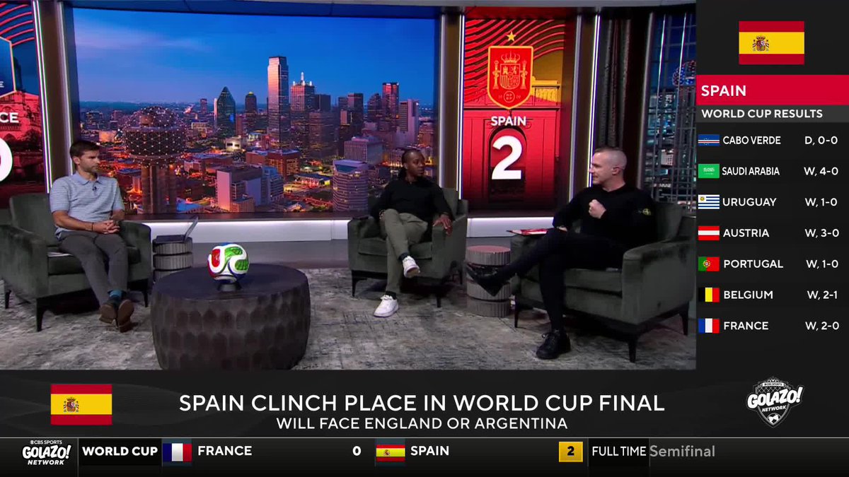 "Luis de la Fuente is the one driving this bus and clearly you can see they are getting better as the tournament is going along." 𝐈𝐀𝐍 𝐏𝐀𝐔𝐋 𝐉𝐎𝐘 and Michael Lahoud give Spain head coach Luis de la Fuente his flowers 💐