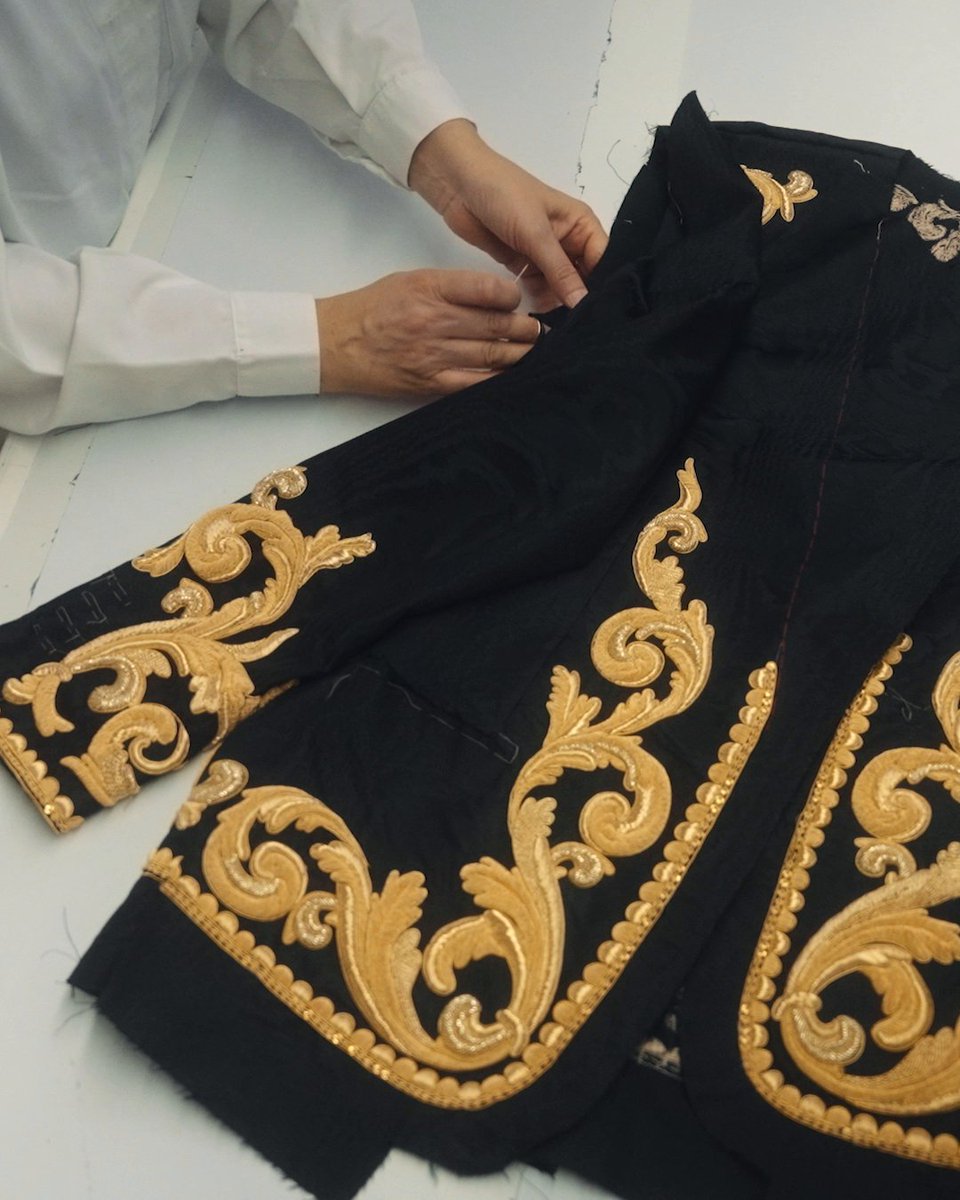 Inspired by the opulence of Sicilian Baroque, #DGAltaSartoria creations reinterpret the richness of sacred art and architectural ornamentation. Metallic embroidery and luminous details capture the light, evoking gilded interiors, solemn processions and centuries of artistic excellence. At Teatro Antico of Taormina, supported by Fondazione Taormina Arte Sicilia and Fondazione Taormina. Rewatch the show at #DolceGabbana #DGFattoAMano #MadeInItaly