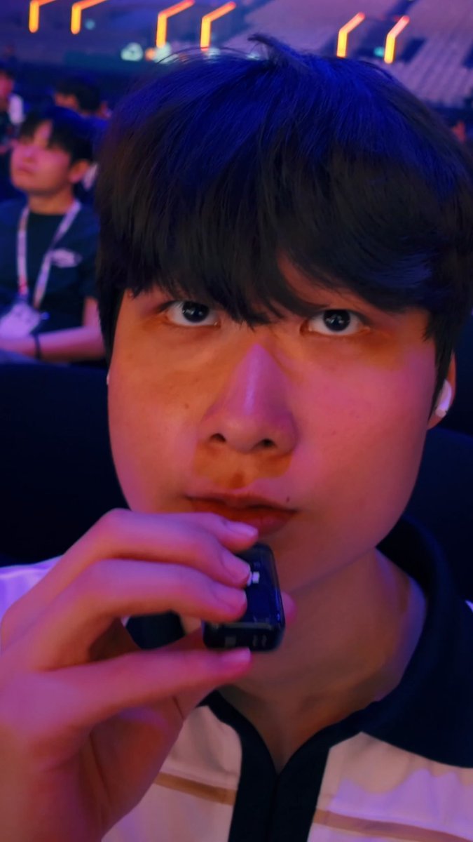 Camarógrafo: En una palabra, describan a HLE, JDG y Los Grandes. LYON Boys: