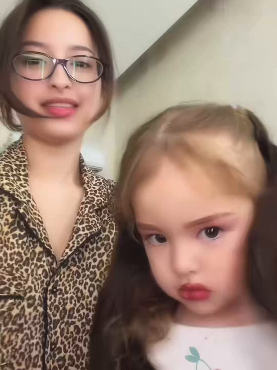 JENNIFER ANAK LU DIAPAIN ITU??😭😭 bibirmu seksoyy banget tuh mar, sampe ga berani mingkem ya krna takut lipstiknya ilang?? ampun deh nih bocil genit banget😭
