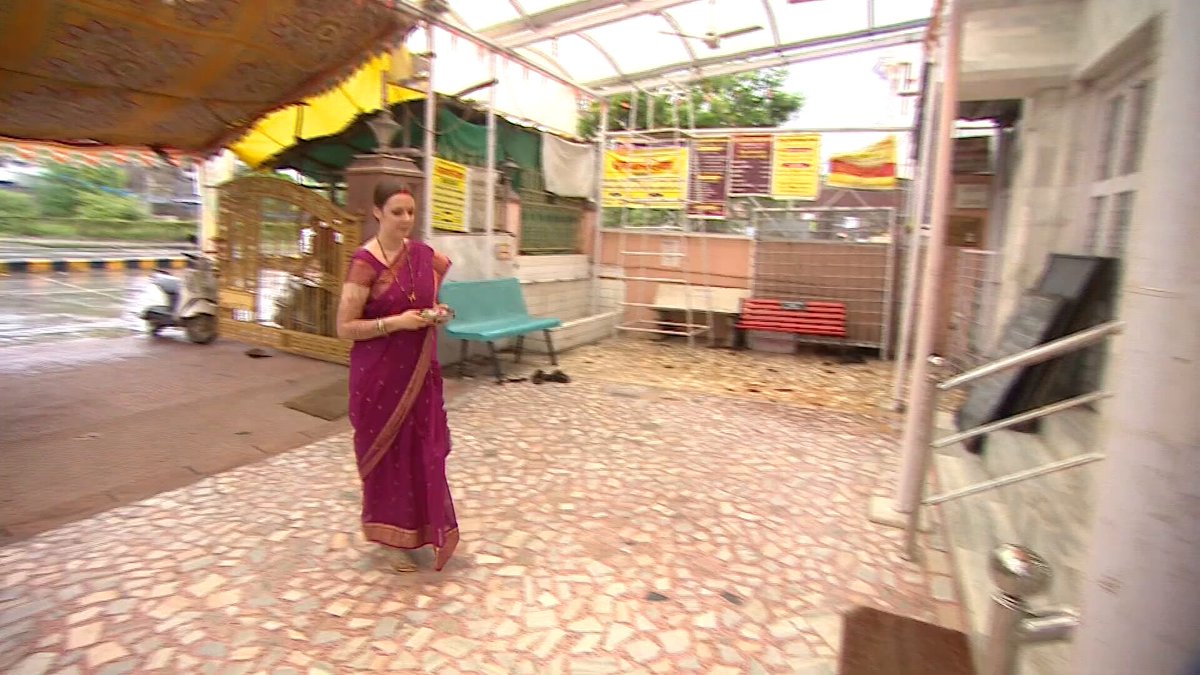 🚨Watch | A British woman met an Indian man through a vegetarian forum, and they soon fell in love He flew from New Jersey to the UK to meet her. Later, they married in a traditional Hindu wedding in India She now proudly wears a saree and sindoor, embracing Indian traditions