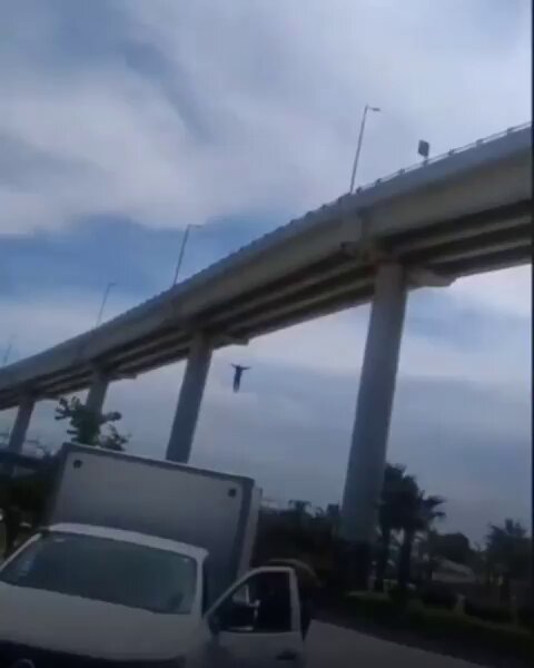 #Imagenesfuertes 👮‍♂️se suicida y deja video donde explica sus razones un elemento activo en #León #Guanajuato, se lanzo de un puente frente a varios compañeros que no pudieron hacer nada por la rapidez que actuó.👇 Se identifico como Orlando Maciel, quién dejó grabado un reel donde dice tener problemas de salud mental y que prefiere que se le recuerde como buena persona. #estados #videoviral 📹Anxious Vids🔥
