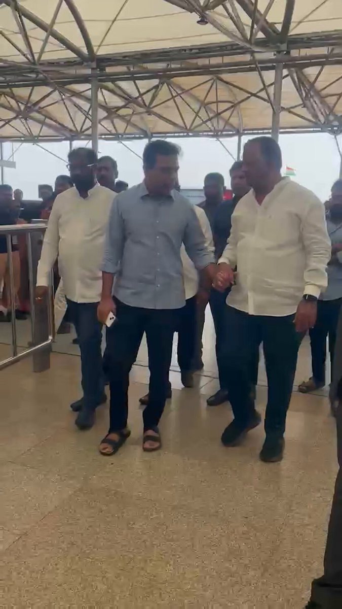 ఢిల్లీకి బయలుదేరిన బీఆర్ఎస్ వర్కింగ్ ప్రెసిడెంట్ శ్రీ కేటీఆర్ బృందం బీఆర్ఎస్ పార్టీ వర్కింగ్ ప్రెసిడెంట్ శ్రీ కే.టి. రామారావు కేంద్ర భారీ పరిశ్రమలు & ఉక్కు శాఖ మంత్రి శ్రీ హెచ్.డి. కుమారస్వామి గారిని కలిసేందుకు ఢిల్లీకి బయలుదేరారు. కేటీఆర్ గారితో పాటు రాజ్యసభ సభ్యుడు శ్రీ రవిచంద్ర, మాజీ మంత్రి శ్రీ జోగు రామన్న , ఖానాపూర్ ఇంచార్జ్ శ్రీ జాన్సన్ నాయక్, CCI సాధన సమితి నాయకులు ఉన్నారు. అదిలాబాద్‌లోని సిమెంట్ కార్పొరేషన్ ఆఫ్ ఇండియా (CCI) ఫ్యాక్టరీని పునరుద్ధరించాలని కేంద్ర మంత్రికి వినతిపత్రం అందజేయనున్నారు. సమావేశం అనంతరం ఢిల్లీలో నిర్వహించే మీడియాతో మాట్లాడతారు. KTR
