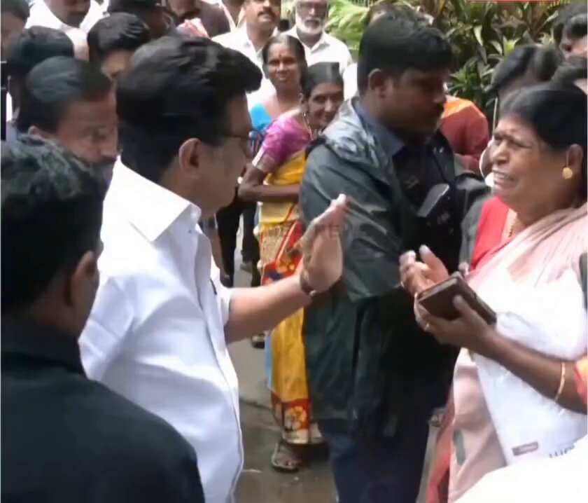 சரியாக 22 ஆவது நொடியில் கவனித்தால் தெரியும்! அந்த அம்மா கை தருகிறார் என்பதற்காக முதலில் ஒரு கையை தரும் மக்கள் முதல்வர் ஸ்டாலின் அவர்கள் ,அந்த அம்மா அழுக ஆரம்பித்தவுடன் 'எதுக்கு அழுகறீங்க.கவலப்படாதீங்க' என்று சொன்னபடியே இரண்டு கைகளையும் பிடித்து அரவணைத்து ஆறுதல் தருகிறார்! இந்த கொள்கை ரீதியான பந்தம் எல்லாம் விஜய்க்கு இன்னும் 50 ஆண்டுகளானாலும் வராது! திரை கவர்ச்சி,மோகம் என்பதை தாண்டி அங்கே ஒரு எழவும் இல்லை என்பது மட்டும் பட்டவர்த்தனம்!
