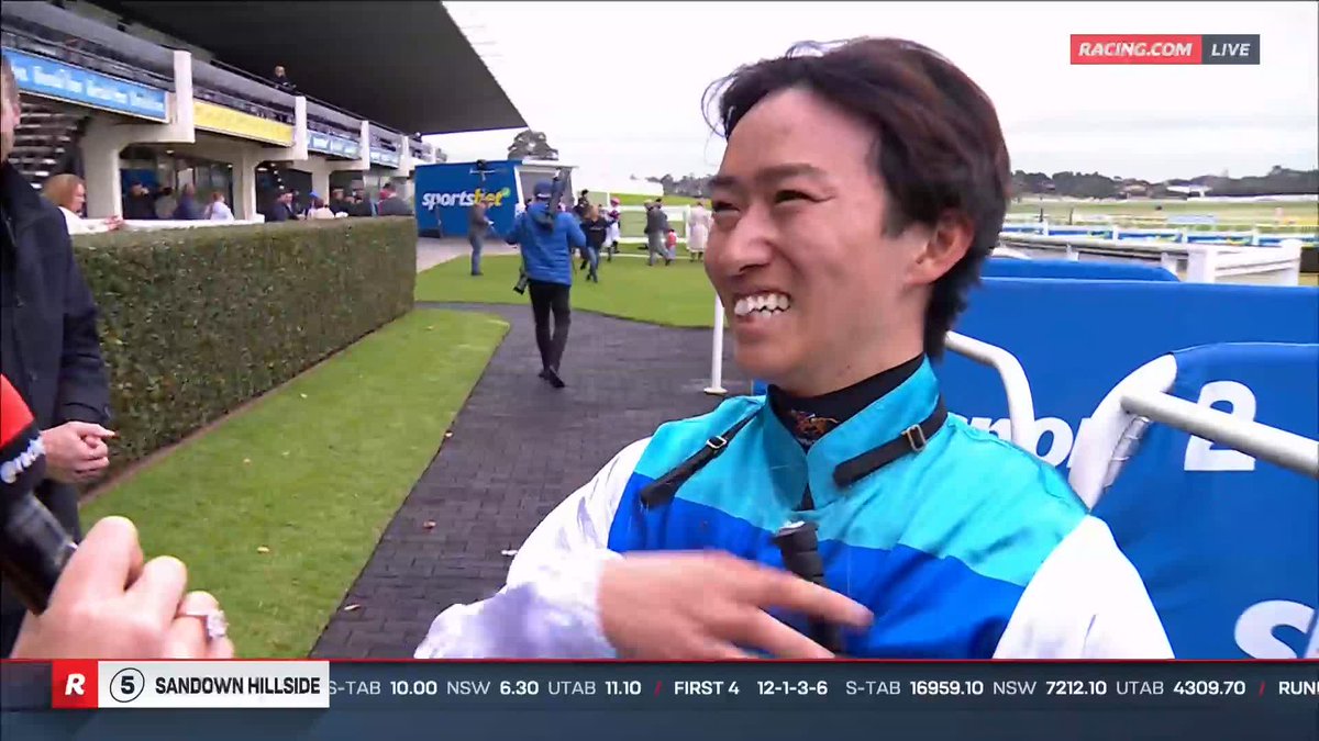 【🇯🇵#菅原明良 騎手の🇦🇺オーストラリア初勝利】 今回のオーストラリア遠征６戦目で初勝利🎉充実した遠征になっているようで、素晴らしい表情です🎦勝ったのはメルボルン郊外のサンダウン競馬場の５Ｒ（芝1000Ｍ）、ファイナルモーメントという３歳牝馬を勝利に導きました👏