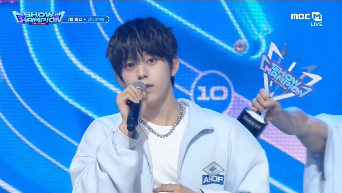 AHOF’s first encore for “RUN TO YOU” 🏆🏃‍♂️🎉 CONGRATULATIONS AHOF! #RUNTOYOU1stWin #AHOF7thWin #AHOF #아홉 #AHOF_RUNTOYOU