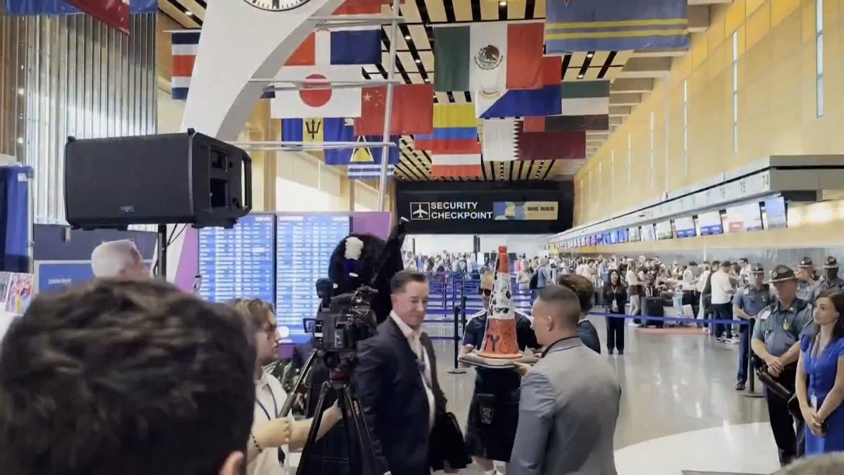 🗣️ "This cone tells the story of what happened this summer" A cone flown from Glasgow to the USA was met with a special welcome at Boston Airport, as the Tartan Army's friendship with the city was celebrated 🤝
