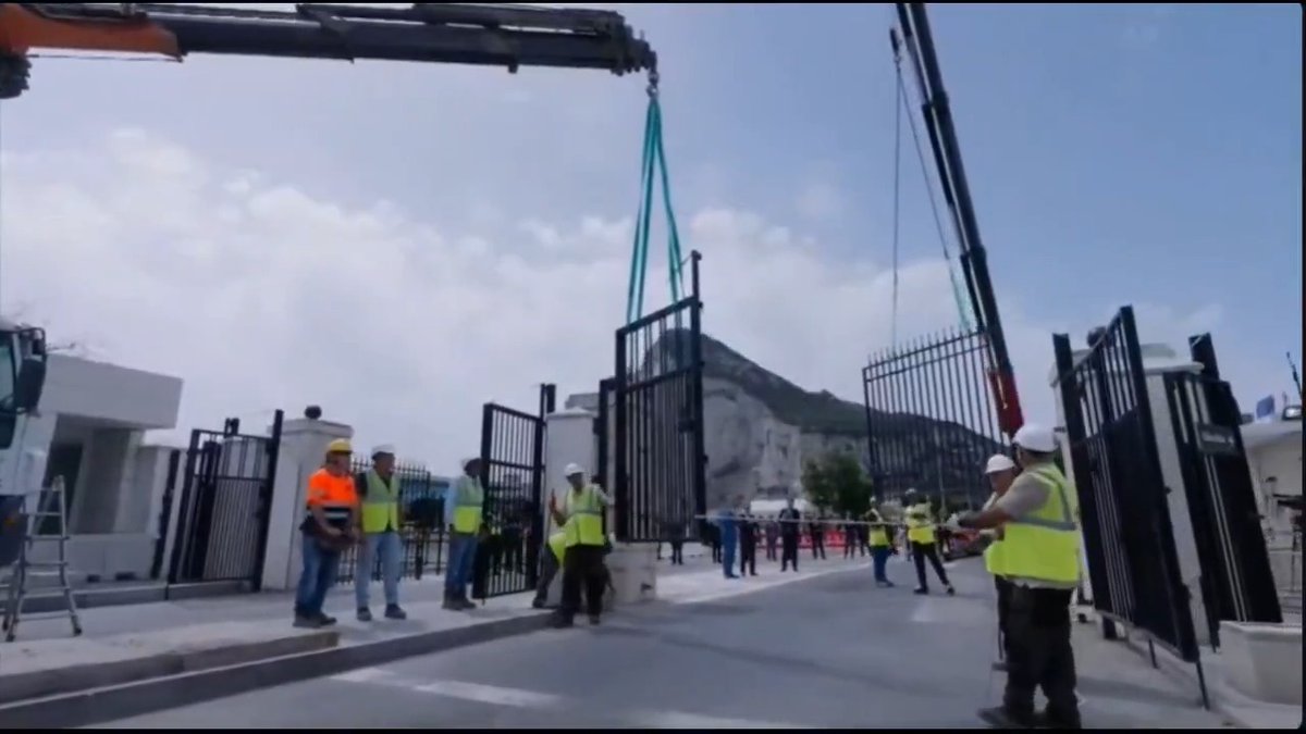 Qué emocionante. Un acto histórico! 🇪🇸🇬🇮 Sánchez preside en La Línea de la Concepción (Cádiz) el acto simbólico de demolición de la Verja de Gibraltar, la frontera física que durante décadas ha separado España del Peñón.