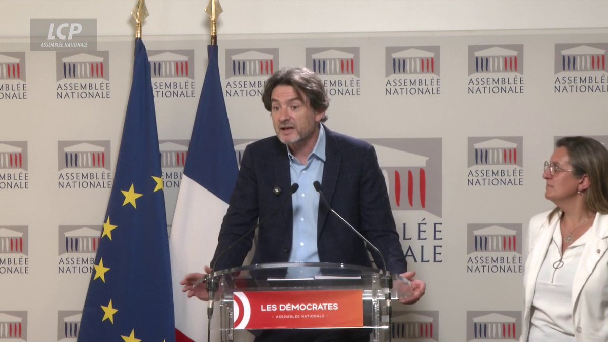 Vote sur l'aide à mourir: "J'ai reçu un message d'un des diacres de la ville de Quimperlé me disant qu'il allait prier pour moi", rapporte Erwan Balanant. "Bon merci, mais tout va bien, je suis en bonne santé, je n'ai pas besoin que quiconque prie pour moi."