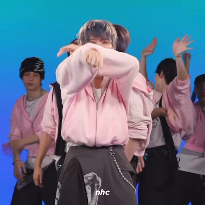 เนี่ย พอจับมือกันจะดื้อก็คือดื้อคูณสองเลย 555555555555555 แล้วดูน้องเล่อกับจิสองมองพี่พี่แบบ อืม เวลารักกันดีก็ชวนกันดื้อเนี่ย 55555555555 🥹💖