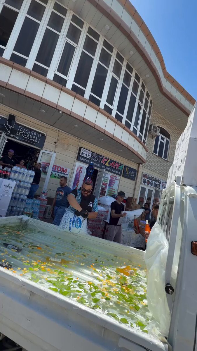 Özbekistan’da bir adam kamyonetin arkasında satışa sunduğu içeceği böyle görüntülendi.