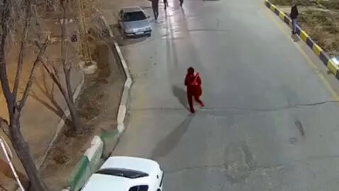 اصلا فرض‌کنیم راست می‌گویید و این فیلم مربوط به #محمد_امینی_دهاقانی است. حتی در این سرهم‌بندی نیز چیزی ندارید که کشتن یک انسان بیگناه را توجیه‌کند. به همین دلایل است که دیدن لاشه‌های سوخته شما در حملات اسراییل و آمریکا تسکین دل مردم ایران است.