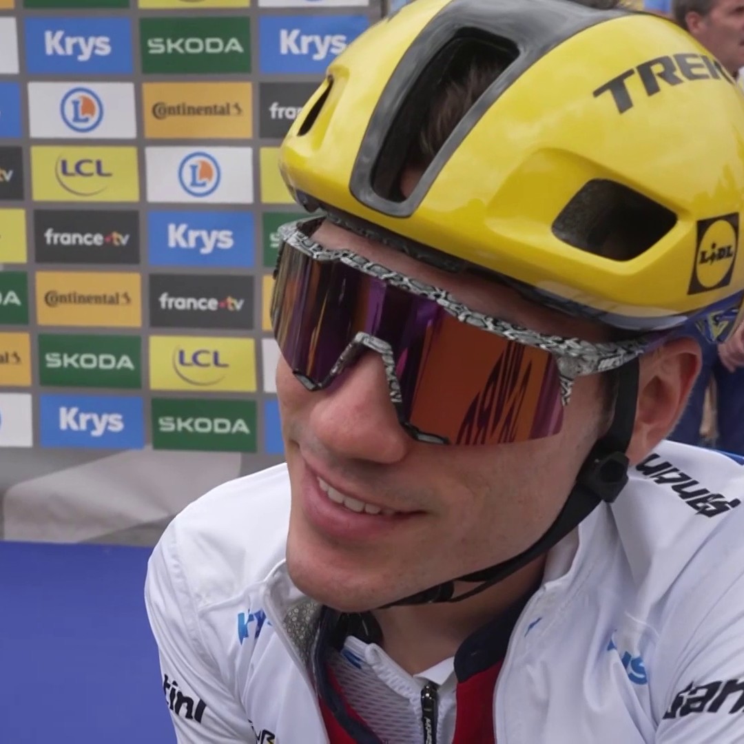 😂 "Me ha tocado cumplir; me he llevado algún abucheo, algún pito..." 🎙️ Juan Ayuso revela en Eurosport la intrahistoria de esa camiseta de España que ha lucido antes del comienzo de la etapa de Tour #TDF2026 | #LaCasadelCiclismo
