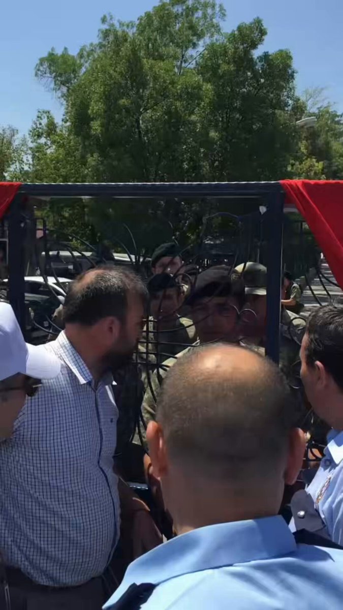 15 TEMMUZ DA ANKARA BÜYÜKŞEHİR BELEDİYESİ’NİN ÇOK ÖNEM VERDİĞİ YER ETIMESGUT TANK TABURU İDİ… TANK TABURUNUN ÖNÜNÜ KAMYONLAR VE İŞ MAKİNALARI İLE DOLDURDUK… TANK TABURU KOMUTANI İLE GÖRÜŞTÜM, BANA DEDİ Kİ; “Başkan tankların bir parçası var, onları bir depoda topladık. Arkadaşları gönderin kapıda nöbet tutsun. Lütfen tank taburundan rahat olun…” AŞAĞIDA DİKKAT EDİN TANK TABURU KOMUTANI “Rahat olun başkanla konuştuk” DİYOR… SÖYLEDİĞİMİZİ BELGELEMEK GÜZEL BİR DUYGU…