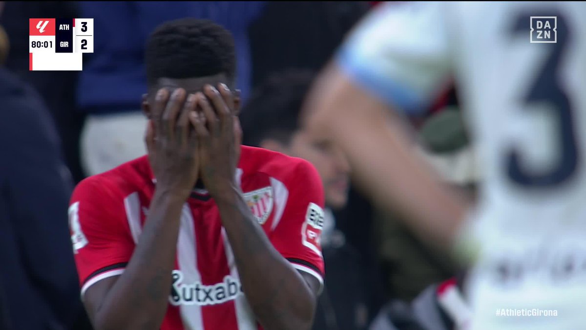Siempre que veo sorprenderse por esto, recuerdo una vez que su hermano, con el partido parado por un aficionado desvanecido y con los ojos medio llorosos, empezó a rezar a Dios y a santiguarse. Más allá de lo ideológico, me parece una familia buena.
