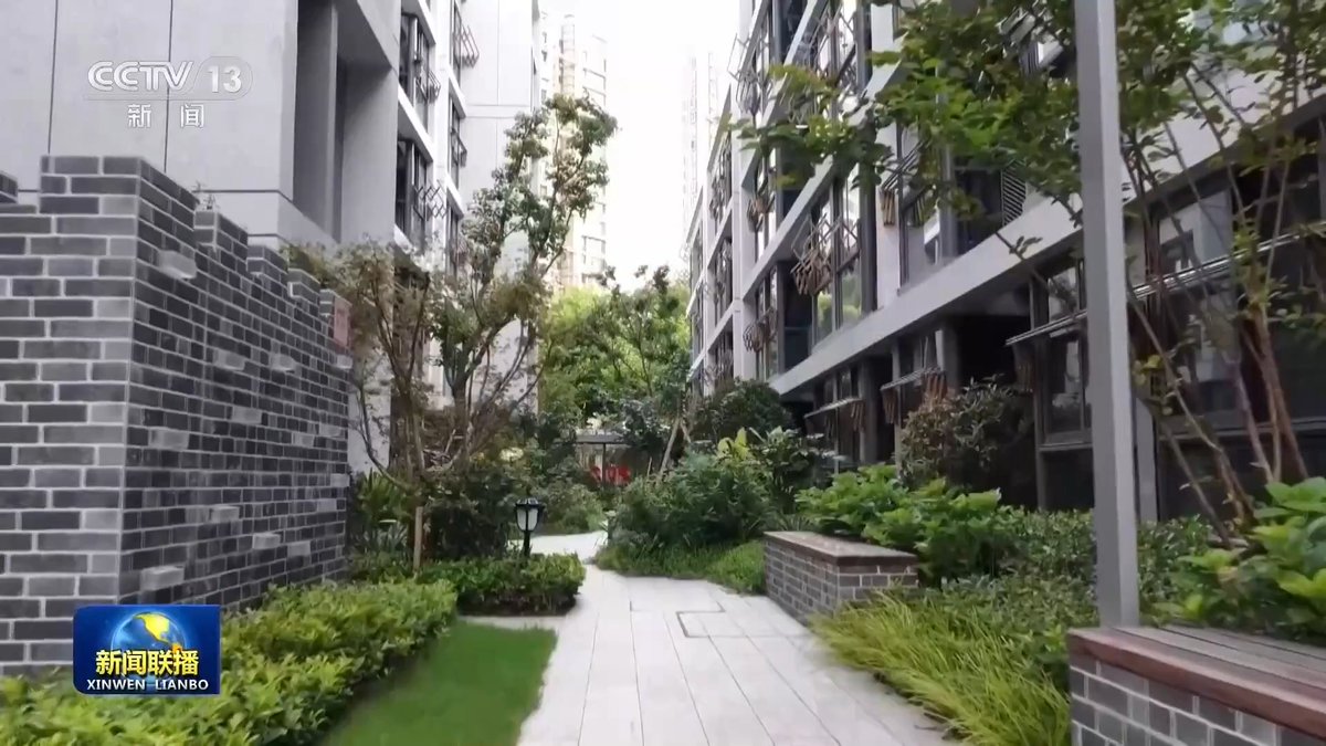 In Huangpu district, #Shanghai, President Xi Jinping visited a residential community, where four buildings originally built in the 1950s have been renovated and upgraded, significantly improving residents' living conditions. He stressed that the Communist Party of China Central Committee attaches great importance to urban development and has pledged to build modernized cities for the people, with the renovation of old residential communities as an important part of that effort. #XiJinping #XiInspection