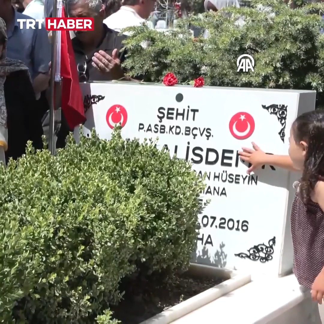 Kahraman şehidimiz Ömer Halisdemir, Niğde'de kabri başında dualarla anıldı.