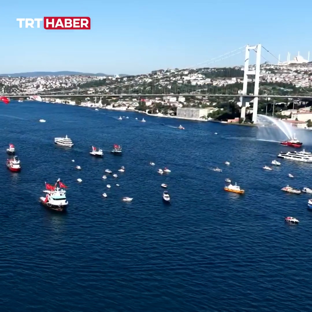 İstanbul Boğazı'nda, 15 Temmuz şehitleri anısına 253 gemilik deniz korteji düzenlendi.