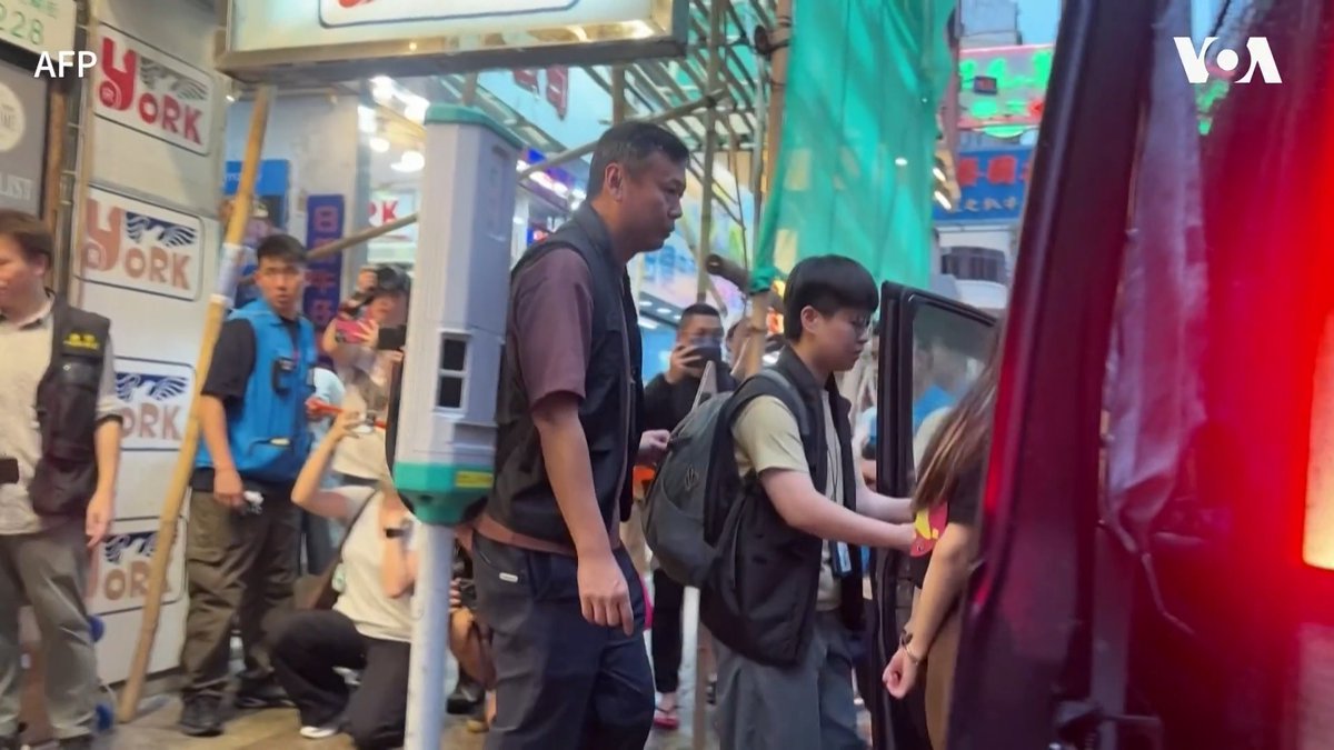 香港警方15日突击搜查了一家由前记者经营的书店。警察拘捕了一名女子,并从【留下书舍】(Have A Nice Stay)书店搬走了几箱物品。此前一天,书店刚刚宣布将于8月结业,理由包括社会环境及财务状况等。 更多: