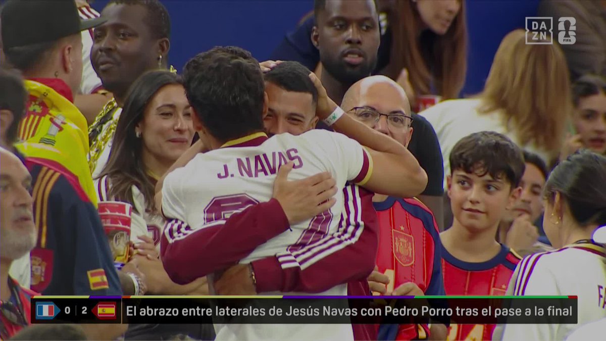 EL ABRAZO DE TODO UN PAÍS 🇪🇸 El reconocimiento de una leyenda del 2010 con un héroe del 2026 🥹 El precioso momento entre Jesús Navas y Pedro Porro tras meternos en la final ❤️ #DAZNMundial #FIFAWorldCup
