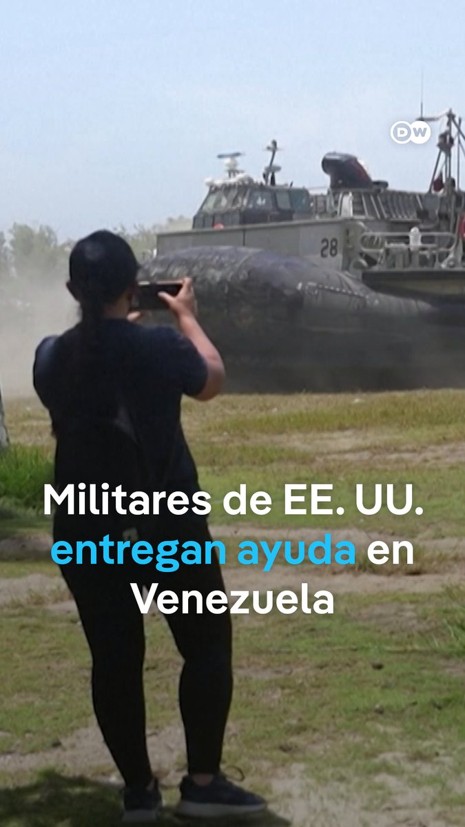 Miembros del Ejército estadounidense entregan ayuda humanitaria en Venezuela Soldados estadounidenses llegaron a una playa del estado de La Guaira con un vehículo anfibio para entregar comida y productos de higiene. Las cajas y bolsas fueron distribuidas por una ONG con sede en Estados Unidos. Según cifras oficiales, casi 21.000 personas están viviendo en campamentos provisionales.