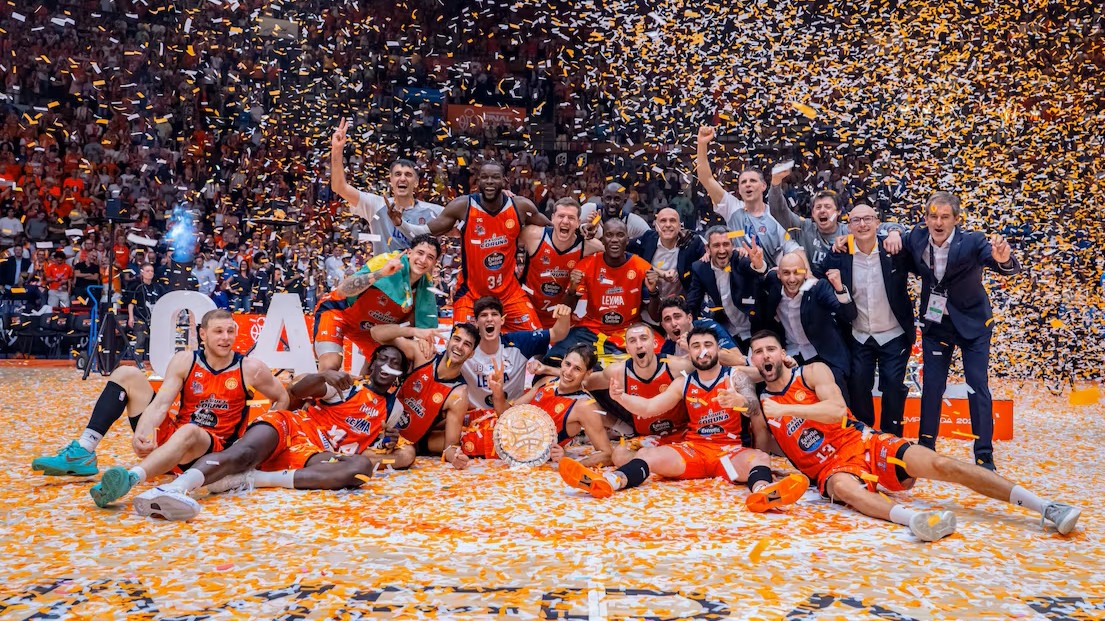 🧡 𝟕 𝐝𝐞 𝐣𝐮𝐧𝐢𝐨 𝐝𝐞 𝟐𝟎𝟐𝟔 Cuando absolutamente todo parecía en contra... ellos hicieron posible lo imposible para firmar un ascenso histórico delante de su afición. Y lo que se vivió merece ser revivido en bucle. Qué imágenes. Cuántas emociones, Leyma Basquet Coruña 🍊 👏