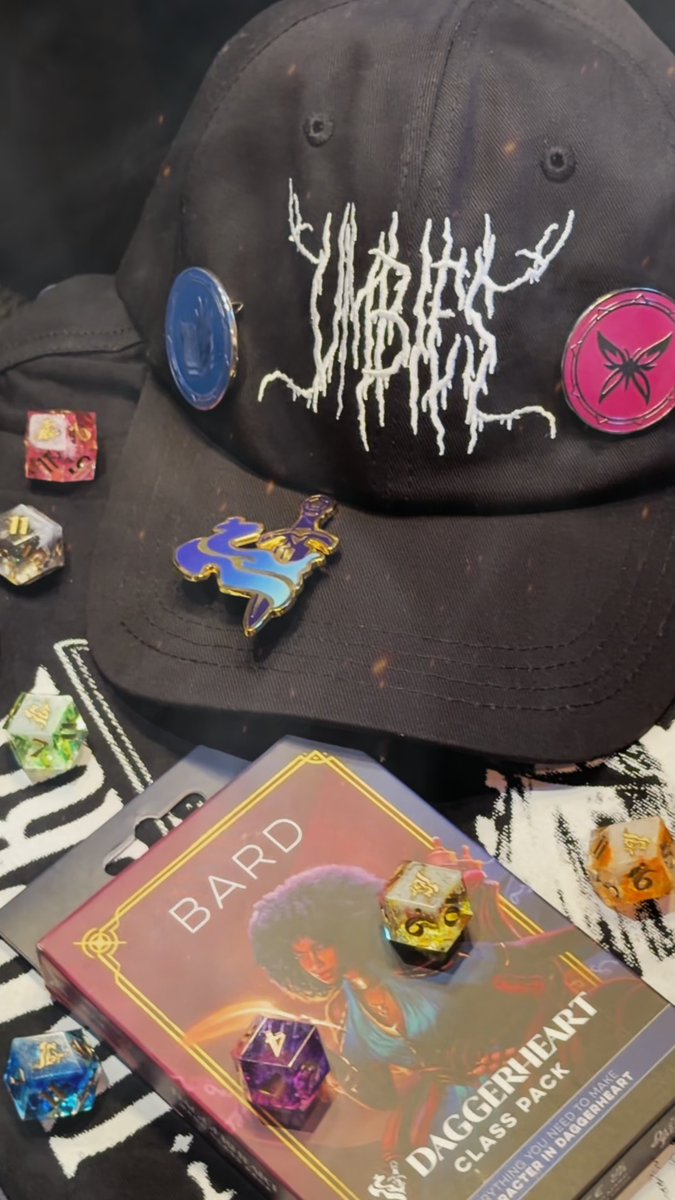 SUIT UP FOR THE SALLOWLANDS 💀 👕 Equip yourself to adventure beyond the Amber Reach with #Daggerheart essentials and darkly delightful new merch from the world of #AgeofUmbra! Rep the Halcyon Domain with our "Umbies” Dad Hat & Umbra T-Shirt, and start your own tales at the table with Class Packs, the Daggerheart Core Rulebook, and more! SHOP AGE OF UMBRA ⬇️ 🇺🇸 🇬🇧 🇨🇦 🇦🇺 🇪🇺