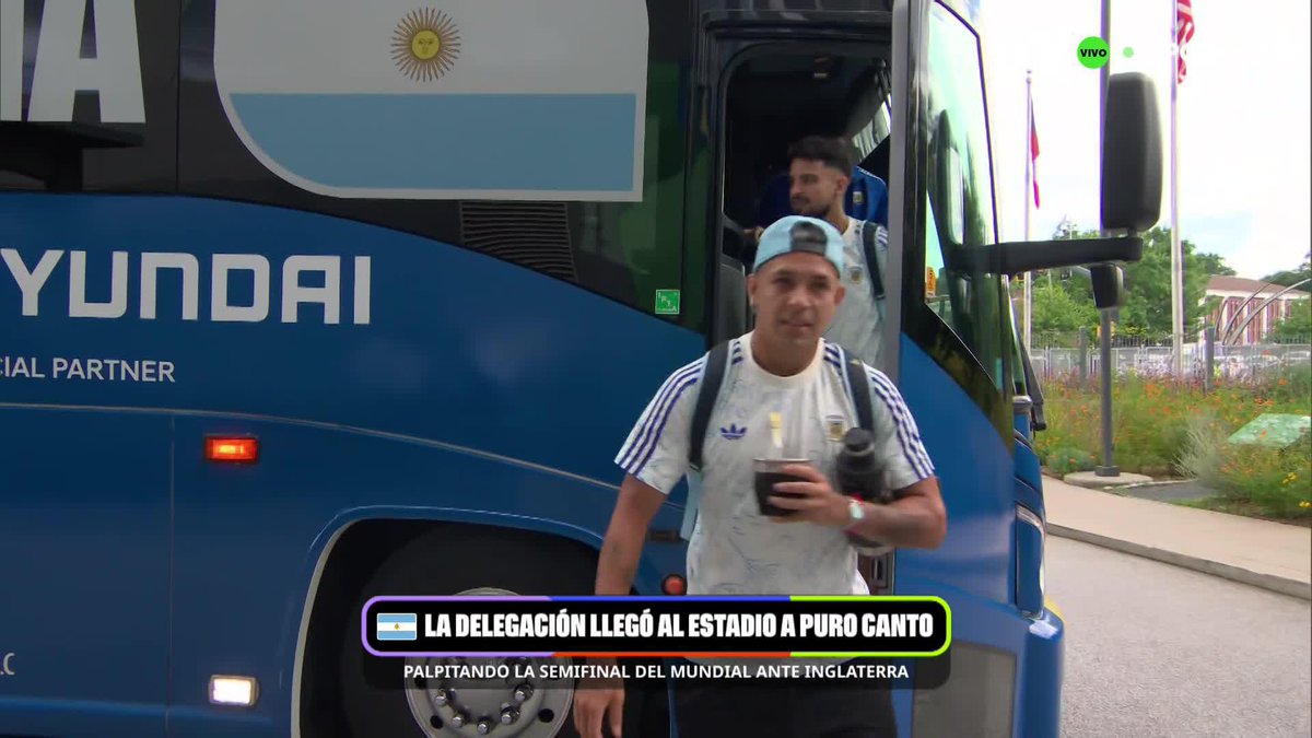 ‼️🇦🇷 LA SELECCIÓN LLEGÓ AL ESTADIO CANTANDO “EL QUE NO SALTA, ES UN INGLÉS”.
