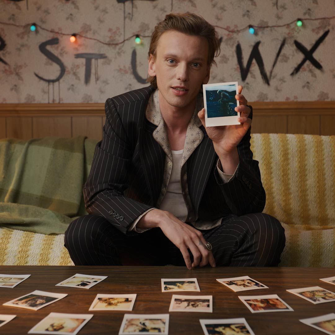 “É sempre ‘Onde está o Vecna?’ e nunca “Como está o Vecna?'". 🥹 Jamie Campbell Bower conta qual é a sua foto favorita do Vecna. Feliz 10 anos de Stranger Things. 🎂❤️