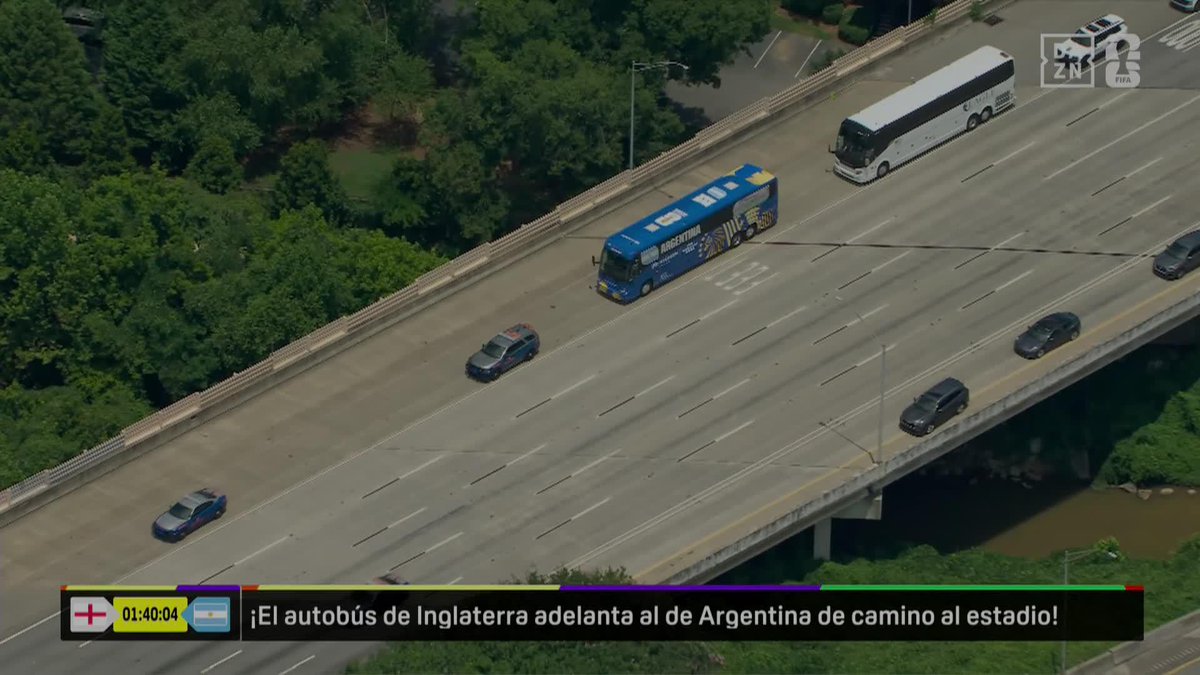 ¡QUÉ IMAGEN! 👀 El autobús de Inglaterra... adelantanto al de Argentina en la llegada al estadio 🏴󠁧󠁢󠁥󠁮󠁧󠁿🇦🇷 #DAZNMundial #FIFAWorldCup