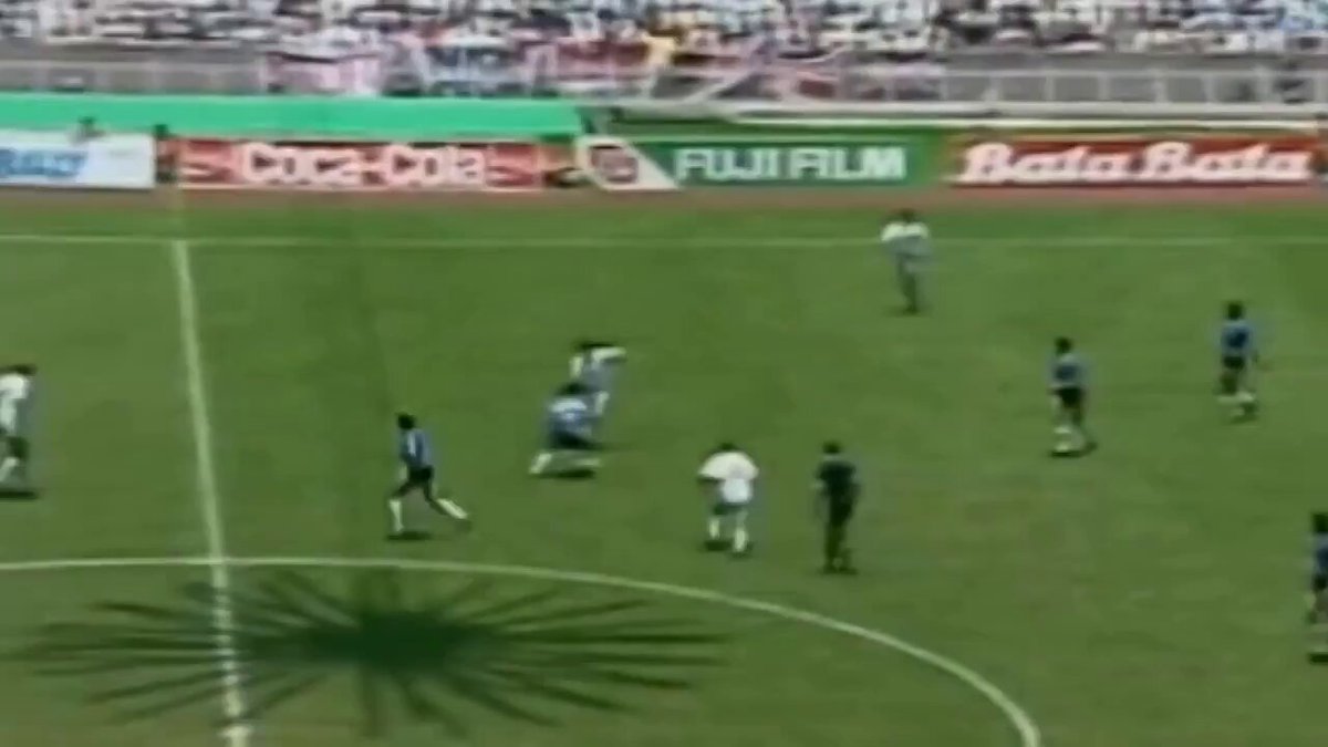 Dünya Kupalarının en güzel maçı olabilir… Siyah-beyaz TV’de izlesek de Maradona bambaşkaydı… O dönemin Arjantin’i de… İngilizlerden Falkland adalarının intikamını bu maçla aldılar. Bugünkü takım o takım kadar sempatik değil. İngilizler alsa üzülmem. Ama kupayı İspanyollar alsın.