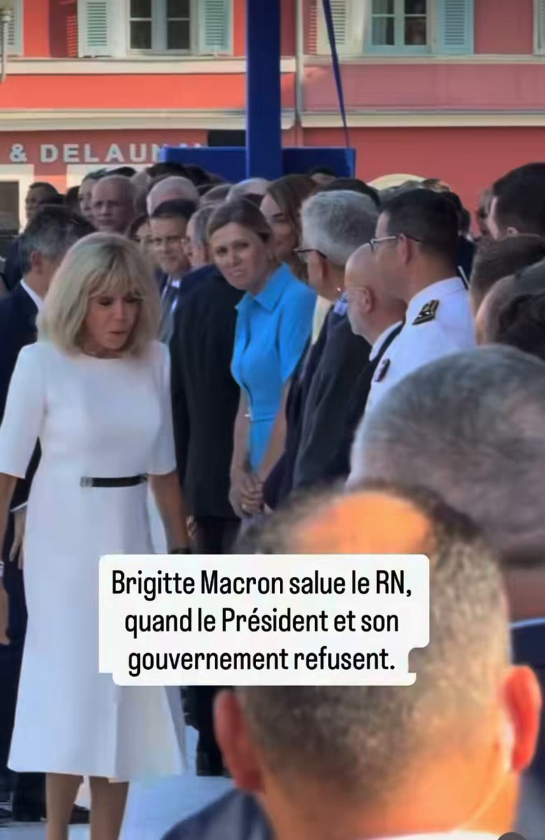 Hier, lors de la cérémonie de commémoration du 10e anniversaire de l’attentat de Nice, seule Brigitte Macron a salué Marine Le Pen, Jordan Bardella et les représentants du Rassemblement National, présents sur invitation d’Éric Ciotti. Emmanuel Macron et son gouvernement ont, quant à eux, refusé de le faire.