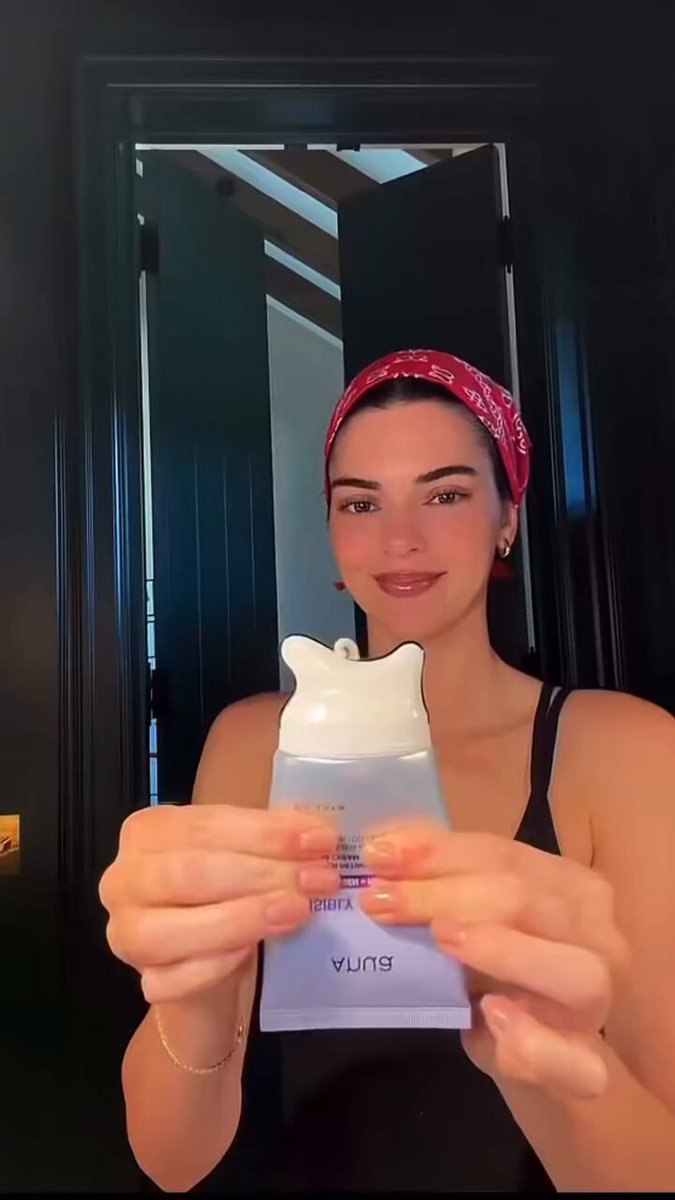 acabei de descobrir o creme que a kendall jenner usa pra ter essa pele de princesinha >>> simplesmente colágeno + retinol acompanhados de um gua sha