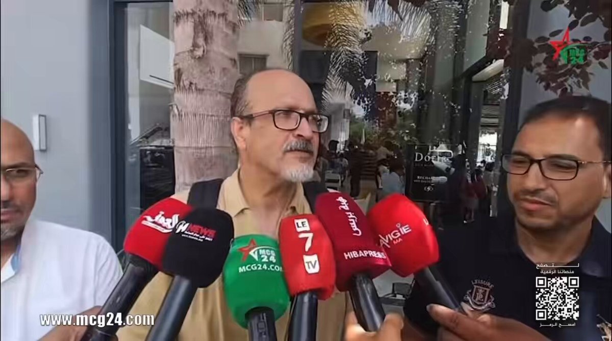 🛑 أُطلق سراح الصحفي #علي_لمرابط بعد ثلاثة أيام من الاستماع إليه والتحقيق معه، مع استمرار البحث في الملف. 🔹 هل كان يجب أن تطول مدة احتجازه؟ لا يعنيني ذلك. ما يعنيني هو أن النيابة العامة قررت متابعته في حالة سراح، وهو قرار قضائي يُحترم. كما قال في هذا الفيديو: 🔹 هل هو كبابي؟ لا. 🔹 هل اغتصب كغيره؟ لا. 🔹 هل سبّ الملك أو تجاوز الخطوط الحمراء معه؟ لا أعلم، ولا أتابعه ولا أهتم بمحتواه. 🔹 إذن، فتدويناته ومنشوراته وفيديوهاته ما زالت محل بحث، وهذا يعني أن الملف لم يُحسم بعد. وبرأيي، فإن متابعته في حالة سراح تُفند الادعاء القائل إن كل من ينتقد الدولة يُعتقل تلقائيًا. 🔹 وأخيرًا، ليس كل من سبّ أو كذب أو شهّر بالمؤسسات الحكومية أو الملكية سيُعامل بالطريقة نفسها، فلكل ملف وقائعه وملابساته، والقضاء هو من يقرر. للمعلومة : ليس هناك معتقل رأي في السجون المغربية. 0 صحافي معتقل. تم الإفراج على هؤلاء الرهط بعفوٍ ملكي. • عمر الراضي • سليمان الريسوني • توفيق بوعشرين تعرفون لماذا استعمل الرهط لأنها وردت في قوله تعالى: ﴿وَكَانَ فِي الْمَدِينَةِ تِسْعَةُ رَهْطٍ يُفْسِدُونَ فِي الْأَرْضِ وَلَا يُصْلِحُونَ﴾ — سورة النمل، الآية 48.