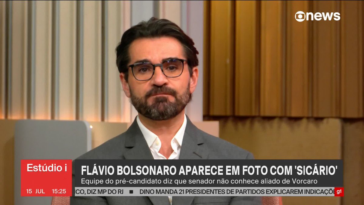 Flávio Bolsonaro aparece em foto com 'Sicário', apontado como o chefe da milícia privada de Daniel Vorcaro. A imagem foi divulgada pelo site ICL nesta quarta-feira (15). O senador diz que não conhece o homem. ➡ Assista à #GloboNews ao vivo: #Estúdioi