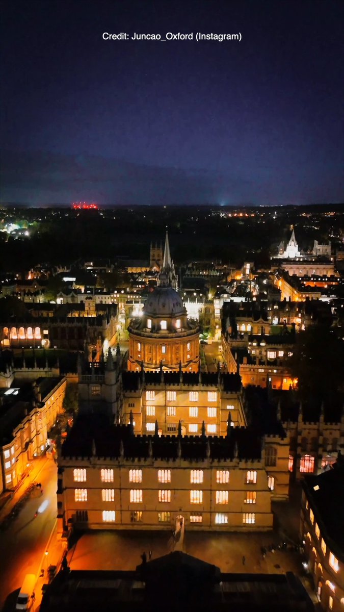 Flying through Oxford after dark ✨ 📷 Instagram | Juncao_Oxford