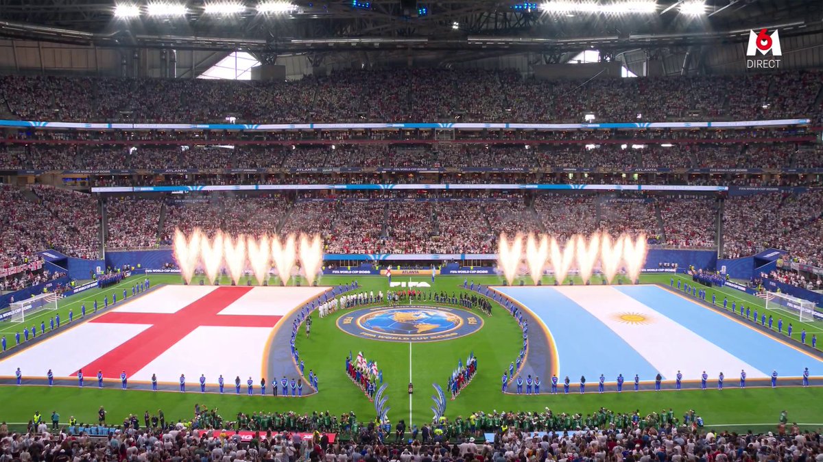 Les hymnes retentissent dans le stade 🎶 L'émotion monte d'un cran avant cette demi-finale entre l'Angleterre et l'Argentine... Plus qu'un match : une place en finale de la Coupe du Monde 2026 est en jeu ! Suivez le match sur M6 et M6+ #CDM2026 #FIFAWorldCup #ANGARG
