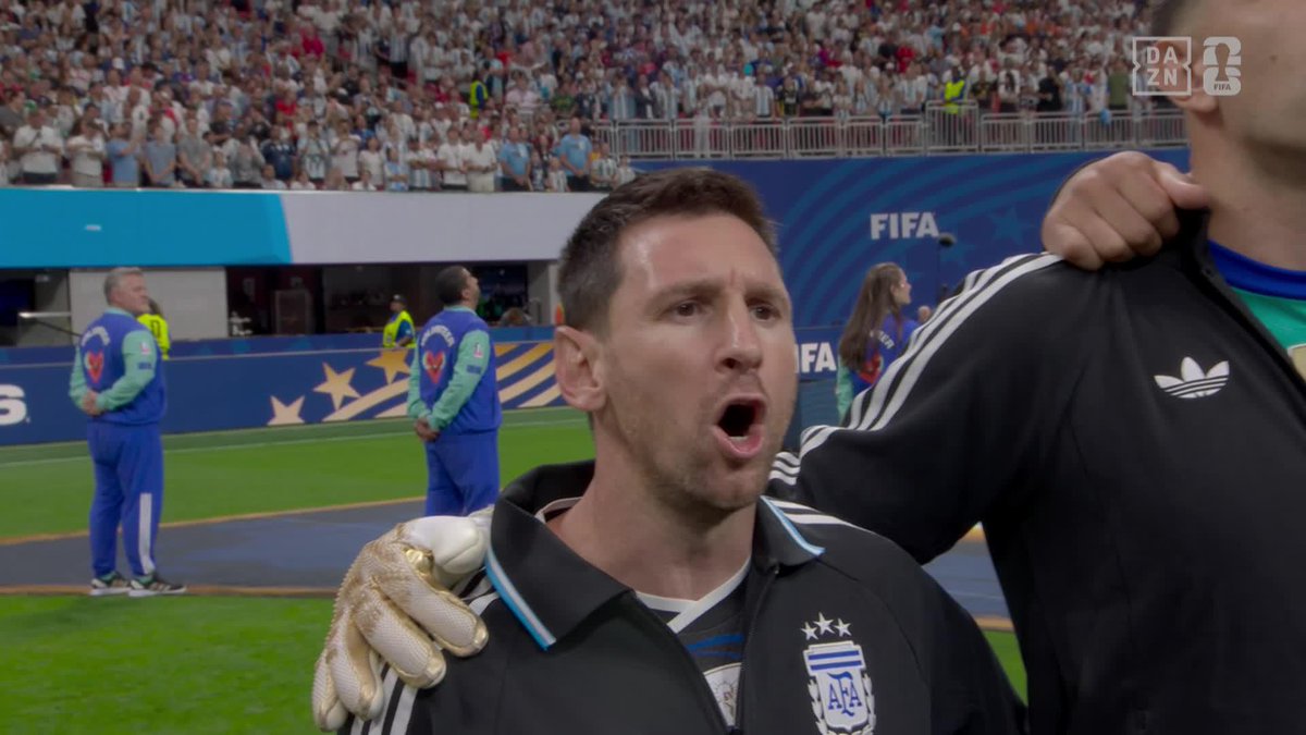Messi dejándose la garganta con el himno como si no hubiera un mañana 🇦🇷🔥 #DAZNMundial