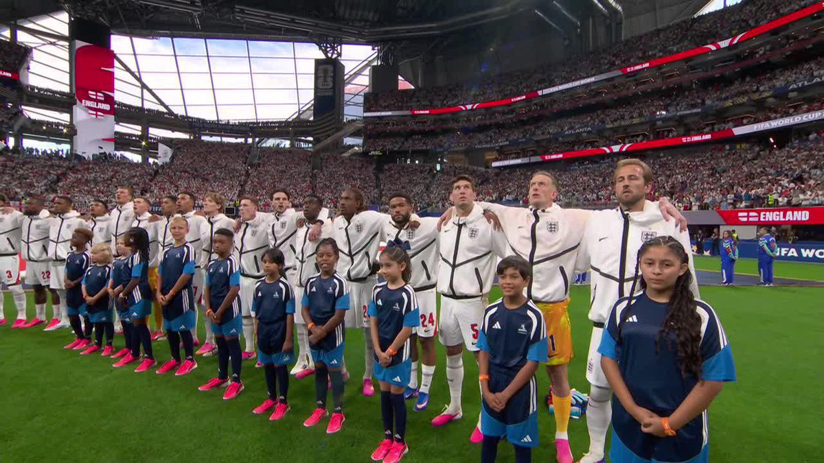 Suena el himno inglés, pero lo que se escucha es "El que no salta es un inglés" de los argentinos en la tribuna. Ambiente tremendo.