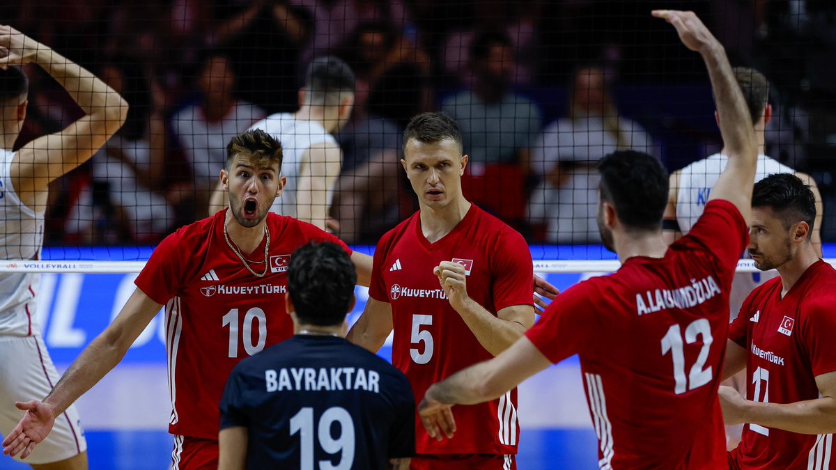 #VNL2026 🇹🇷: TÜRKIYE CLOSE DAY 1 IN STYLE! 💪 Türkiye wrapped up the opening day of Men's Week 3 in Belgrade with a commanding 3-0 victory over hosts Serbia. 🇹🇷 Brothers Adis and Mirza Lagumdzija led the way with 18 and 13 points, respectively.